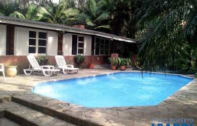 Imagem: A casa possui 4 Dormitórios, 4 Banheiros, 5 Vagas na garagem