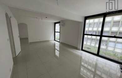 Imagem: O depósito para alugar possui 2 Vagas na garagem e 135m² de