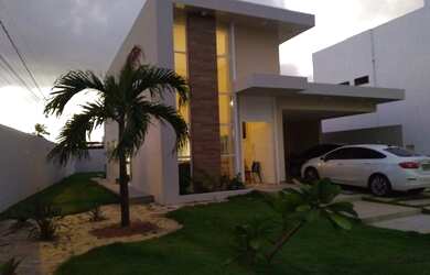 Imagem: A casa possui 3 Dormitórios, 3 Banheiros, 2 Vagas na garagem