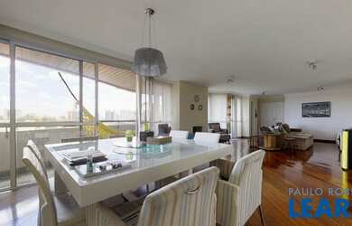 Imagem: O apartamento possui 4 Dormitórios, 5 Banheiros, 2 Vagas na