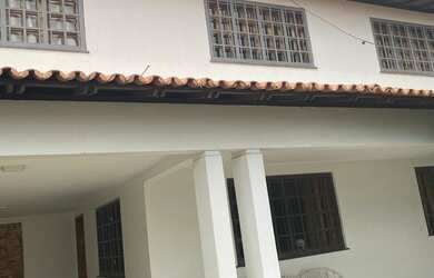 Imagem: A casa possui 4 Dormitórios, 5 Banheiros, 4 Vagas na garagem