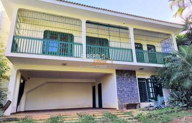 Imagem: A casa possui 4 Dormitórios, 4 Banheiros, 5 Vagas na garagem