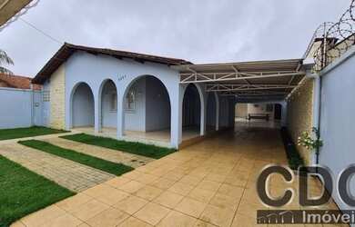 Imagem: A casa possui 4 Dormitórios, 3 Banheiros, 3 Vagas na garagem