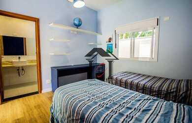 Imagem: A casa em condomínio possui 4 Dormitórios, 2 Banheiros, 2