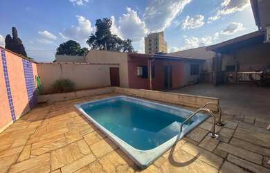 Imagem: A casa possui 3 Dormitórios, 3 Banheiros, 3 Vagas na garagem