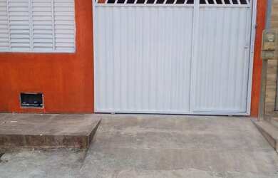 Imagem: A casa possui 3 Dormitórios, 1 Banheiro e está localizado