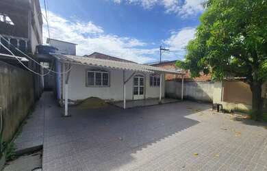 Imagem: A casa possui 3 Dormitórios, Varanda e está localizado em