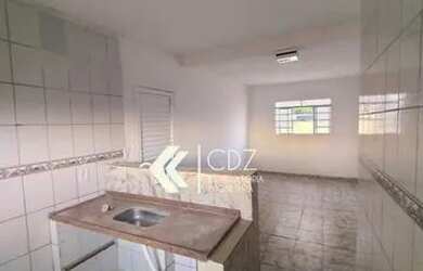 Imagem: A casa possui 3 Dormitórios, 1 Banheiro, 3 Vagas na garagem