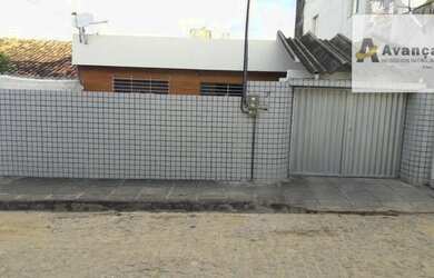 Imagem: A casa possui 3 Dormitórios, 1 Banheiro, 1 Vaga na garagem