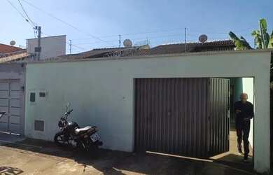 Imagem: A casa possui 2 Dormitórios, 1 Banheiro, 1 Vaga na garagem