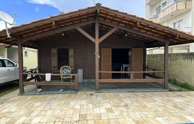 Imagem: A casa possui 2 Dormitórios, 2 Banheiros, 3 Vagas na garagem