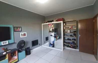 Imagem: A casa possui 2 Dormitórios, 1 Banheiro, 2 Vagas na garagem