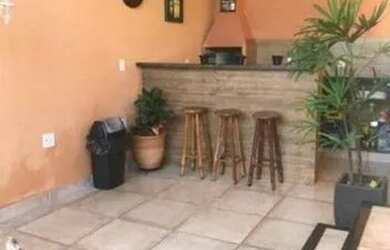 Imagem: A casa possui 3 Dormitórios, 2 Banheiros, 1 Vaga na garagem