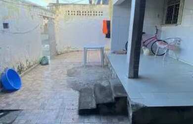 Imagem: A casa possui 3 Dormitórios, 2 Banheiros, 1 Vaga na garagem