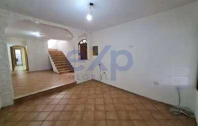 Imagem: A casa possui 4 Dormitórios, 5 Banheiros, 2 Vagas na garagem