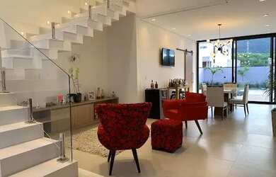 Imagem: A casa em condomínio possui 4 Dormitórios, 5 Banheiros, 2