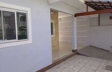 Imagem: A casa possui 2 Dormitórios, 2 Banheiros, 2 Vagas na garagem