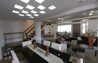 Imagem: A casa possui 5 Dormitórios, 2 Banheiros, 3 Vagas na garagem