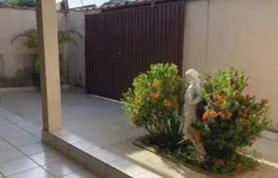 Imagem: A casa possui 2 Dormitórios, 2 Banheiros, 1 Vaga na garagem