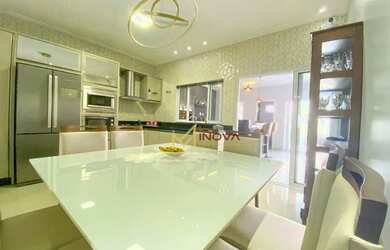 Imagem: A casa possui 3 Dormitórios, 2 Banheiros, 2 Vagas na garagem