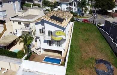 Imagem: A casa em condomínio possui 4 Dormitórios, 5 Banheiros, 4