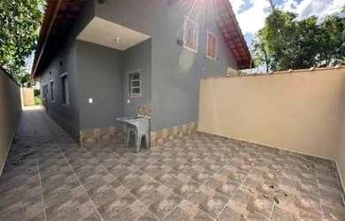 Imagem: A casa à venda possui 2 Dormitórios, 1 Banheiro, 2 Vagas na