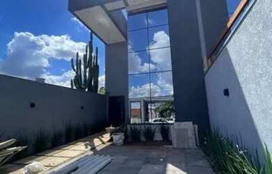 Imagem: A casa possui 3 Dormitórios, 2 Banheiros, 2 Vagas na garagem