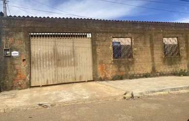 Imagem: A casa possui 3 Dormitórios, 2 Banheiros, 1 Vaga na garagem