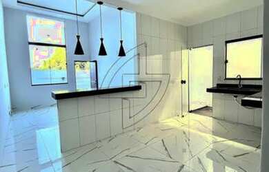 Imagem: A casa possui 3 Dormitórios, 3 Banheiros, 2 Vagas na garagem