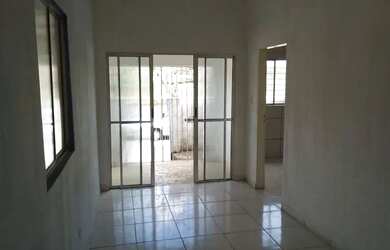 Imagem: A casa possui 3 Dormitórios, 1 Banheiro, 1 Vaga na garagem