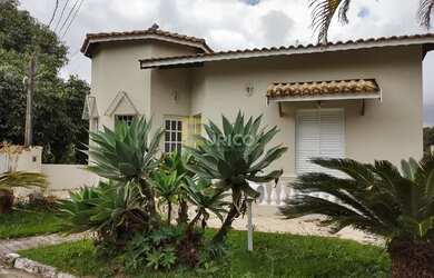 Imagem: A casa possui 3 Dormitórios, 3 Banheiros, 2 Vagas na garagem