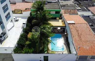 Imagem: A casa possui 4 Dormitórios, 5 Banheiros, 4 Vagas na garagem