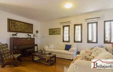 Imagem: A casa possui 5 Dormitórios, 4 Banheiros, 5 Vagas na garagem