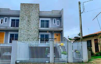 Imagem: A casa possui 3 Dormitórios, 3 Banheiros, 4 Vagas na garagem