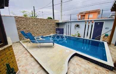 Imagem: A casa possui 3 Dormitórios, 3 Banheiros, 2 Vagas na garagem