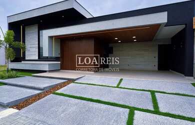 Imagem: A casa em condomínio possui 4 Dormitórios, 2 Banheiros, 4