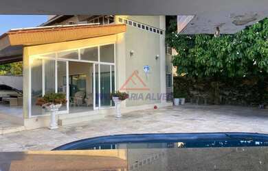 Imagem: A casa possui 4 Dormitórios, 2 Banheiros, 5 Vagas na garagem