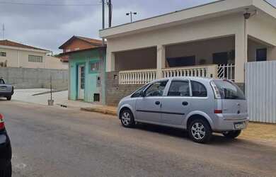 Imagem: A casa possui 4 Dormitórios, 3 Banheiros, 3 Vagas na garagem