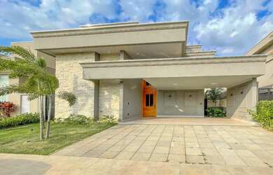 Imagem: A casa em condomínio possui 4 Dormitórios, 5 Banheiros, 2