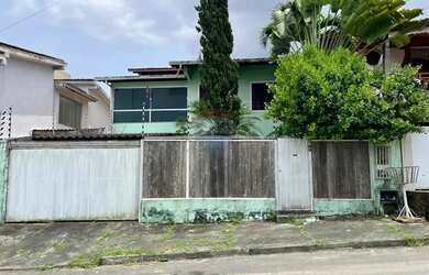 Imagem: A casa possui 4 Dormitórios, 4 Banheiros, 3 Vagas na garagem