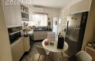 Imagem: A casa possui 2 Dormitórios, 1 Banheiro, 3 Vagas na garagem