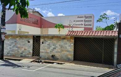 Imagem: A casa possui 4 Dormitórios, 4 Banheiros, 3 Vagas na garagem