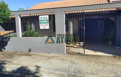 Imagem: A casa possui 3 Dormitórios, 1 Banheiro, 2 Vagas na garagem