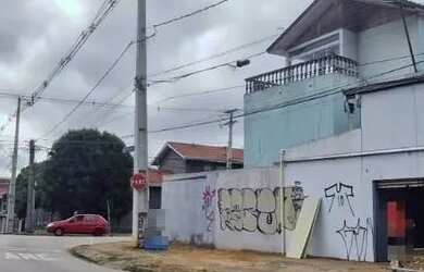 Imagem: A casa possui 4 Dormitórios, 3 Banheiros, 4 Vagas na garagem