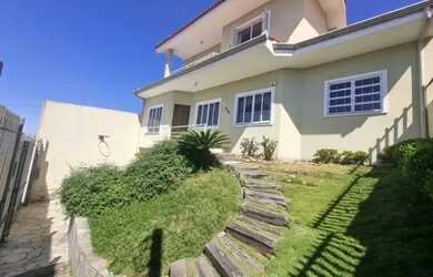 Imagem: A casa possui 5 Dormitórios, 4 Banheiros, 4 Vagas na garagem