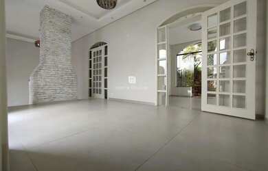 Imagem: A casa à venda possui 5 Dormitórios, 3 Banheiros, 2 Vagas