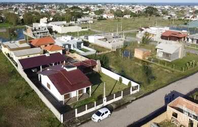 Imagem: A casa possui 3 Dormitórios, 2 Banheiros, 2 Vagas na garagem