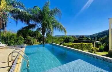 Imagem: A casa possui 3 Dormitórios, 3 Banheiros, 5 Vagas na garagem