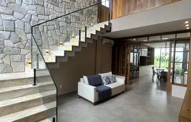 Imagem: A casa em condomínio possui 4 Dormitórios, 5 Banheiros, 5