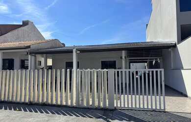 Imagem: A casa possui 3 Dormitórios, 2 Banheiros, 1 Vaga na garagem